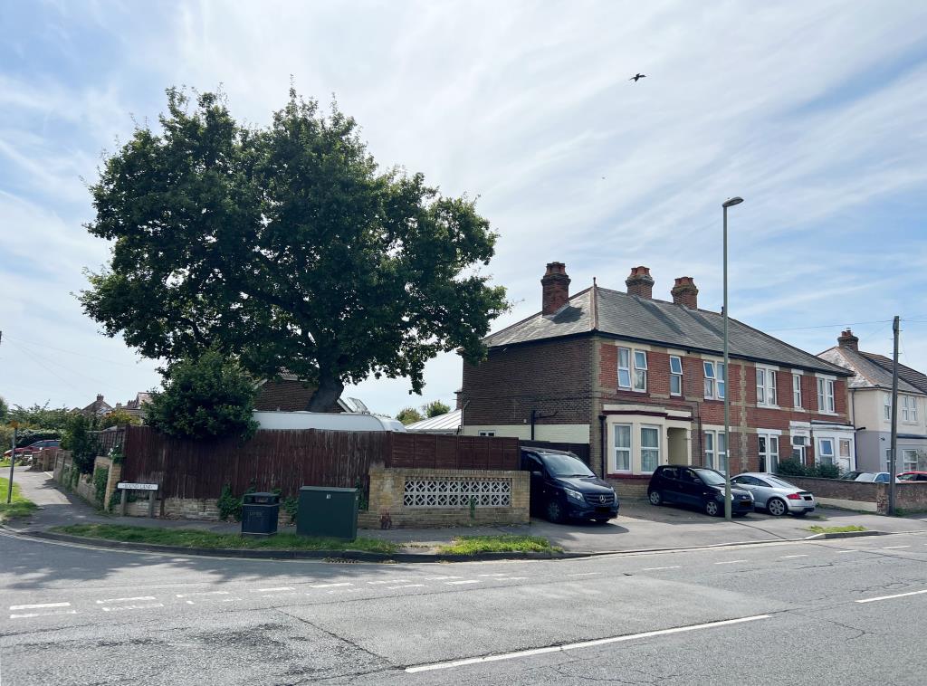 Lot: 104 - FREEHOLD HMO ON A PLOT OF 0.12 ACRES - External front photo